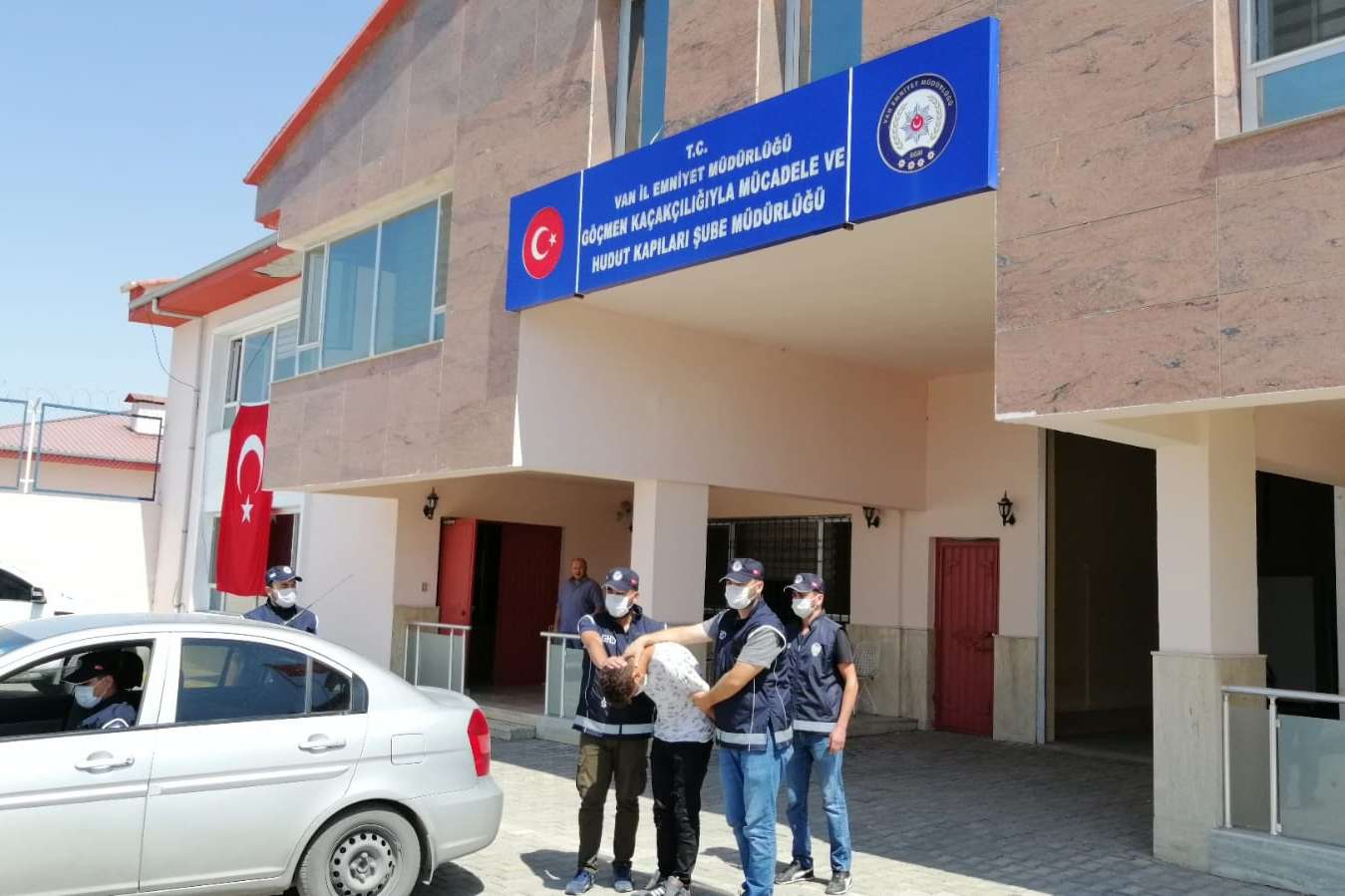 Van'da 22 göçmen kaçakçısına 660 bin 938 TL para cezası verildi Van'da 22 göçmen kaçakçısına 660 bin 938 TL para cezası verildi